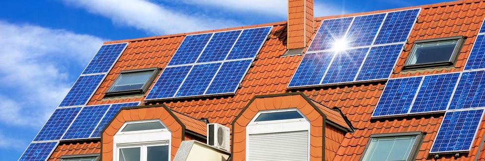 Ein Dach mit verschieden großen Photovoltaikmodulen