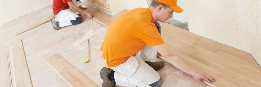 2 Arbieter verlegen Laminat