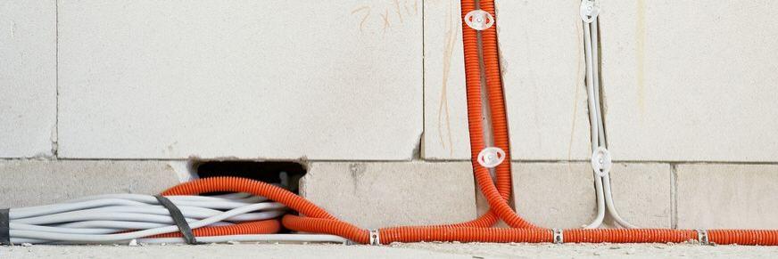 Leitungsrohre für Elektrokabel an der Wand