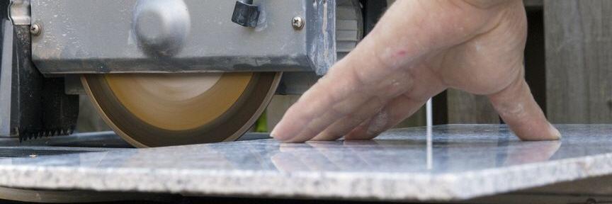 Ein Trennschleifer trennt eine Bodenfliese