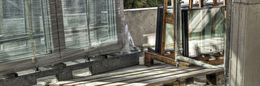 Neue Fenster noch verpackt auf einer Palette