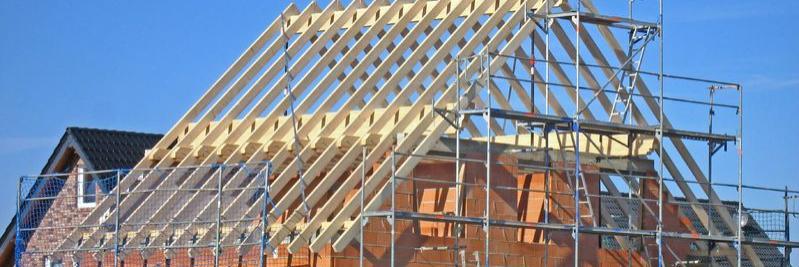  Rohbau mit Dachkonstruktion aus Holz