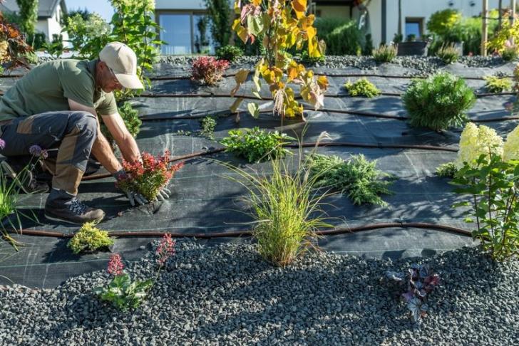 Ein Gartenarbeiter bei der Neuanlage eines Gartens